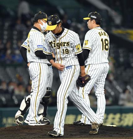 　２３日のＤｅＮＡ戦、５回途中、降板する藤浪（撮影・山口登）