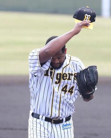 四球を出し汗をぬぐうラウルアルカンタラ（代表撮影）