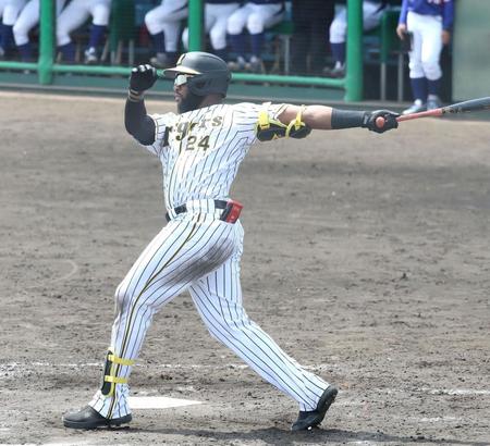 ４回、左越え２点本塁打を放つロハス（代表撮影）