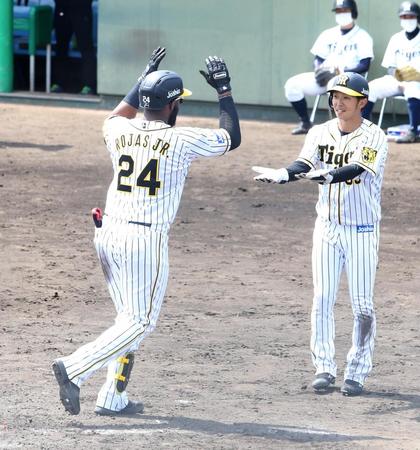 ４回、阪神・ロハス・ジュニア（左）は左越え２点本塁打を放ち島田海吏とタッチを交わす（代表撮影）