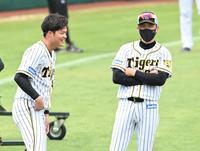 　矢野監督（右）と談笑する守屋（撮影・飯室逸平）