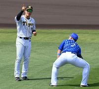 　牧と話す佐藤輝（左）＝撮影・飯室逸平