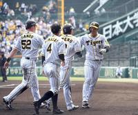 　１回、佐藤輝（右）は木浪の走者一掃の適時二塁打で生還し笑顔を見せる（撮影・山口登）