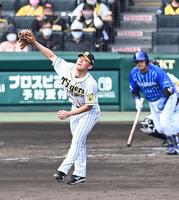 　２回、宮崎の打球に飛びつく伊藤将（撮影・飯室逸平）