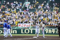 　１回、佐藤輝は右前適時打を放ちガッツポーズ（撮影・山口登）