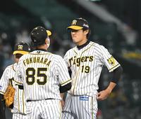 　２３日のＤｅＮＡ戦、藤浪は５回途中に降板を告げられ厳しい表情を見せる（撮影・山口登）