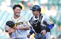 　完投勝利を挙げ、笑顔を見せる伊藤将（左）と梅野（撮影・北村雅宏）