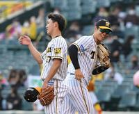 完投勝利を挙げた伊藤将（左）に笑顔で声を掛ける佐藤輝（撮影・山口登）