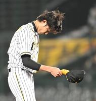 　２３日のＤｅＮＡ戦、５回、オースティンに死球を与え、頭を下げる藤浪（撮影・飯室逸平）