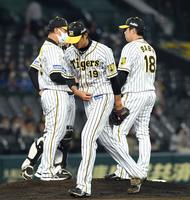 　２３日のＤｅＮＡ戦、５回途中、降板する藤浪（撮影・山口登）