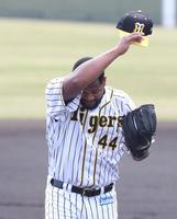 四球を出し汗をぬぐうラウルアルカンタラ（代表撮影）