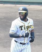 ４回、阪神・ロハス・ジュニアは左越え２点本塁打を放つ（代表撮影）