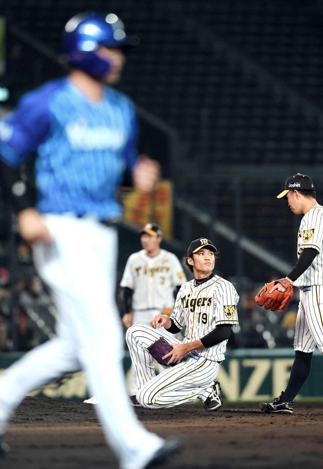 　３回、押し出し四球を与える藤浪（撮影・山口登）