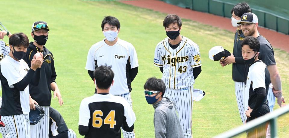 　１軍に合流した守屋（中央右）＝撮影・飯室逸平