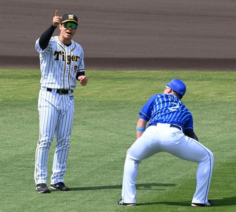 　牧と話す佐藤輝（左）＝撮影・飯室逸平