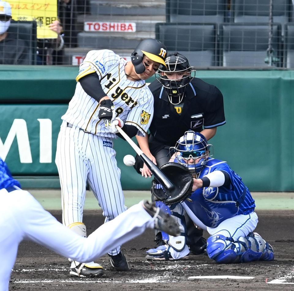 　１回、２点タイムリーを放つ佐藤輝（撮影・飯室逸平）