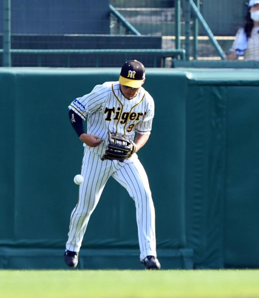 　６回、大和の打球を捕球した小野寺は送球する時に落球する（撮影・山口登）