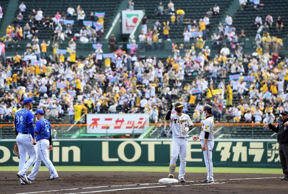 　１回、佐藤輝は右前適時打を放ちガッツポーズ（撮影・山口登）