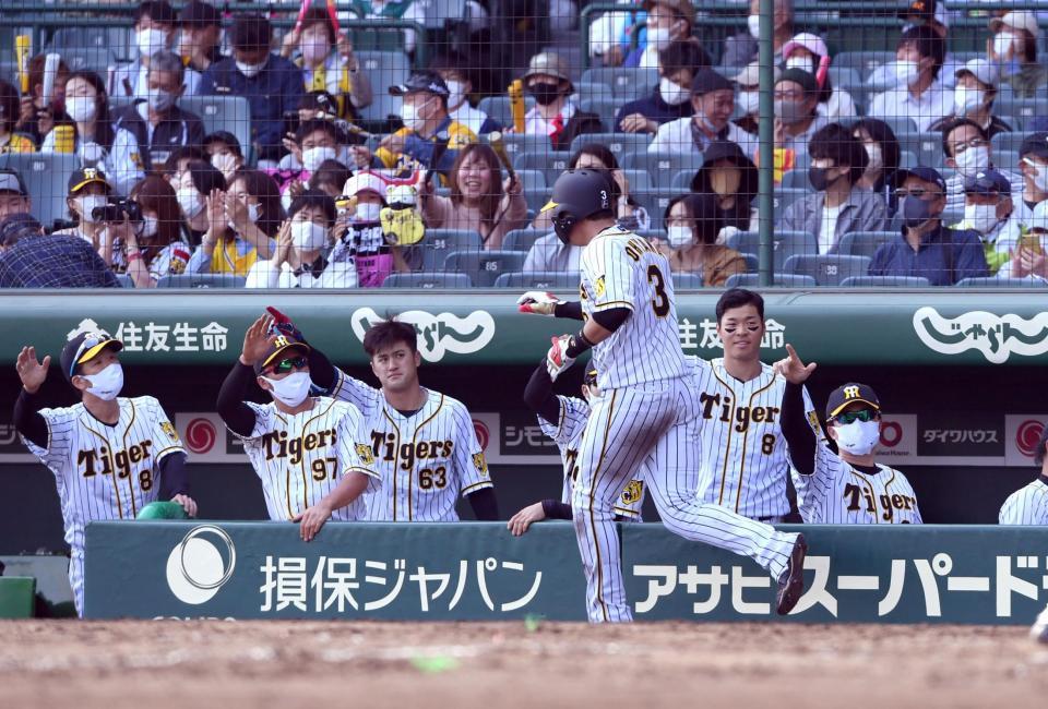 　４回、梅野の適時二塁打で生還した大山を迎える佐藤輝（中央右）ら阪神ナイン（撮影・山口登）