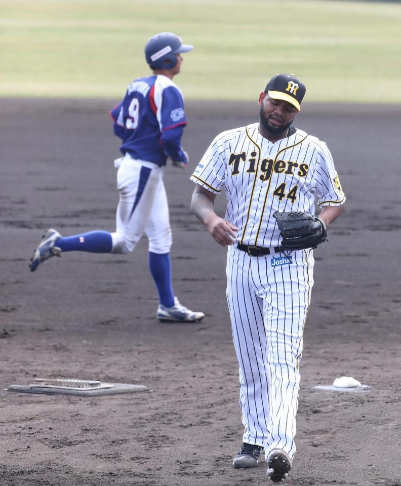 投球内容が悪く肩を落としてベンチに引き揚げるアルカンタラ（代表撮影）