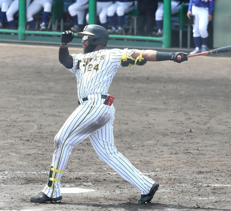 ４回、左越え２点本塁打を放つロハス（代表撮影）