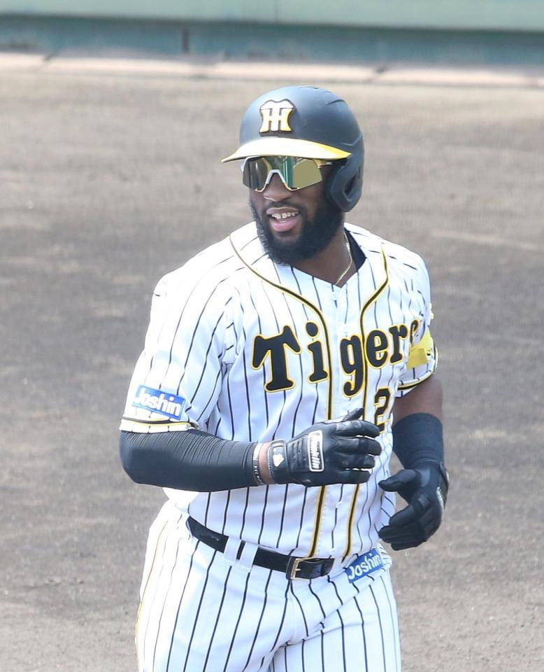 ４回、阪神・ロハス・ジュニアは左越え２点本塁打を放つ（代表撮影）