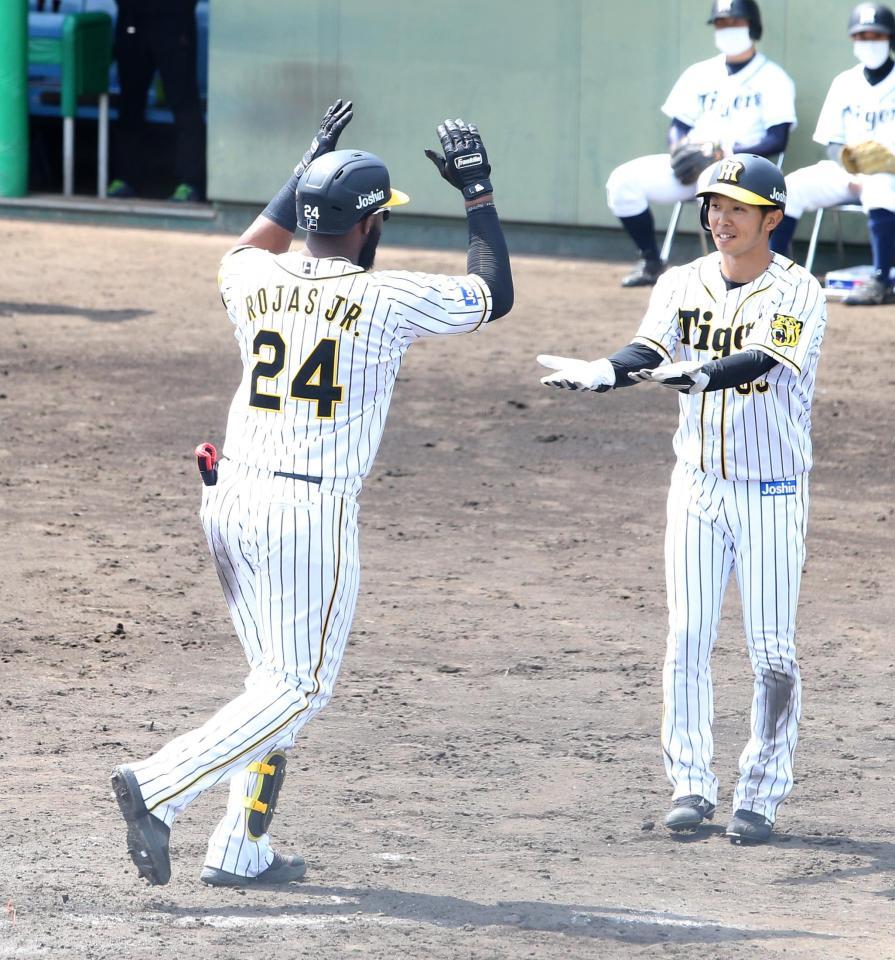 ４回、阪神・ロハス・ジュニア（左）は左越え２点本塁打を放ち島田海吏とタッチを交わす（代表撮影）