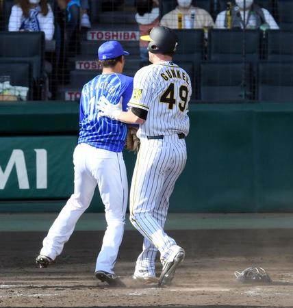 ５回、ＤｅＮＡ・阪口皓亮（左）がワイルドピッチ、阪神ジョー・ガンケルが生還する＝甲子園（撮影・山口登）