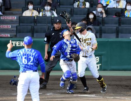 ５回、阪神ジェリー・サンズは内野フライを打ち上げるもＤｅＮＡ・田中俊太がエラーし勝ち越す＝甲子園（撮影・山口登）