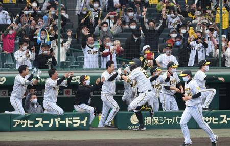 ７回阪神２死三塁、阪神ジェリー・サンズは２ランを放ちナインに迎えられる＝甲子園（撮影・山口登）