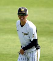 練習中、笑顔を見せる阪神・近本光司＝甲子園（撮影・山口登）