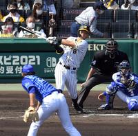２回阪神無死一塁、阪神・佐藤輝は右中間に先制２ランを放つ＝甲子園（撮影・山口登）