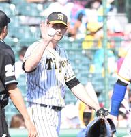 ４回、同点に追いつかれ、素手でボールを受けとる阪神ジョー・ガンケル＝甲子園（撮影・飯室逸平）