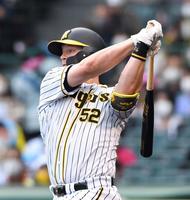 ７回、勝ち越し２ランを放つ阪神ジェリー・サンズ＝甲子園（撮影・田中太一）