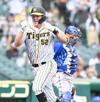 ７回、勝ち越しの７号２ランを放ち笑顔で生還する阪神ジェリー・サンズ＝甲子園（撮影・飯室逸平）