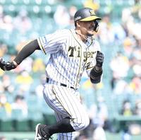 全力疾走で内野安打にする阪神ジェフリー・マルテ＝甲子園（撮影・飯室逸平）