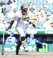 ２回阪神、先制６号２ランを放つ阪神・佐藤輝明＝甲子園（撮影・飯室逸平）