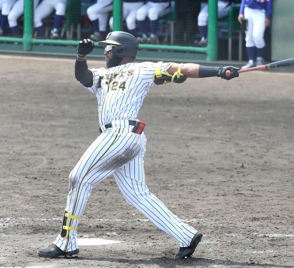 　４回、左越え２点本塁打を放つロハス