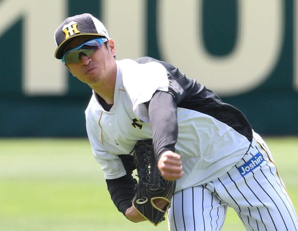 ノックを受け送球する阪神・近本光司＝甲子園（撮影・田中太一）