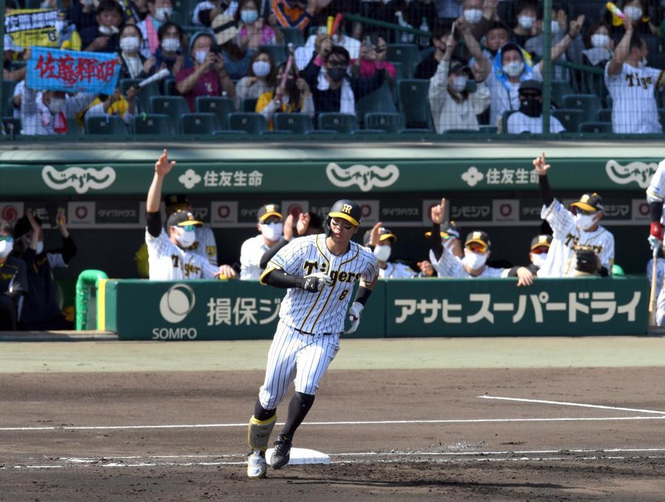 ２回阪神無死一塁、阪神・佐藤輝明は先制２ランを放ちベースを回る＝甲子園（撮影・山口登）