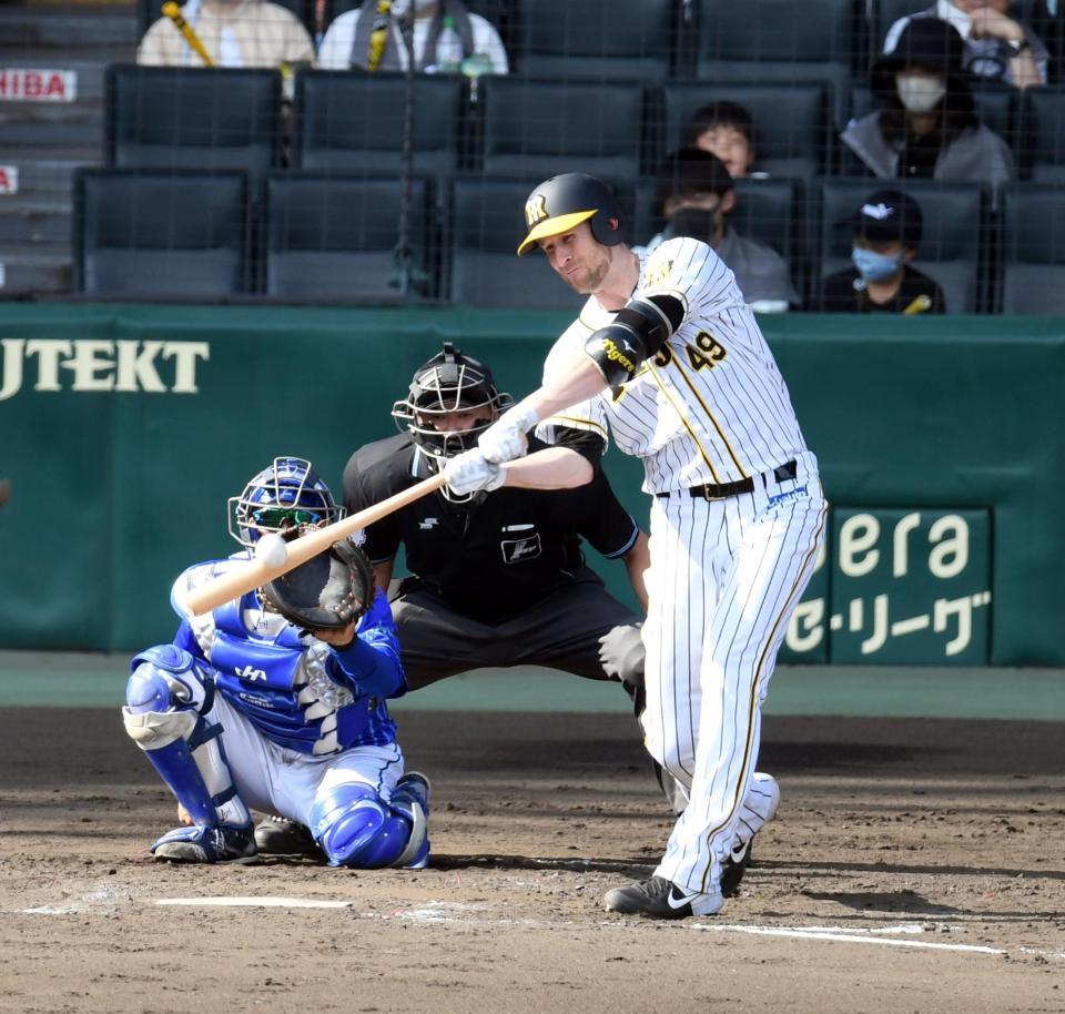 ５回、中越えに二塁打を放つ阪神ジョー・ガンケル＝甲子園（撮影・山口登）