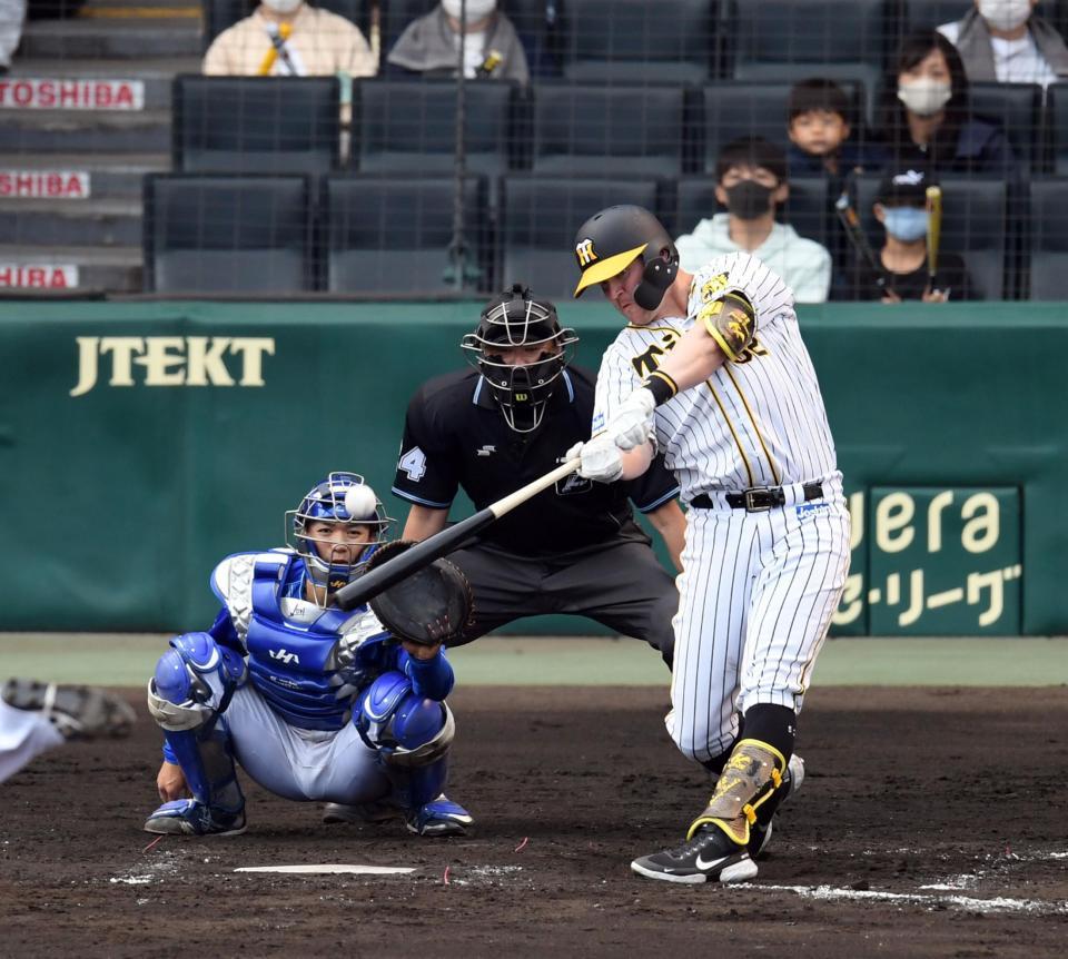 ７回阪神２死三塁、阪神ジェリー・サンズは中越えに２ランを放つ＝甲子園（撮影・山口登）