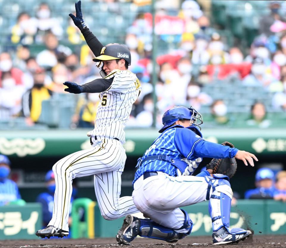 ７回、阪神・大山悠輔の犠飛で阪神・近本光司が同点のホームイン＝甲子園（撮影・飯室逸平）