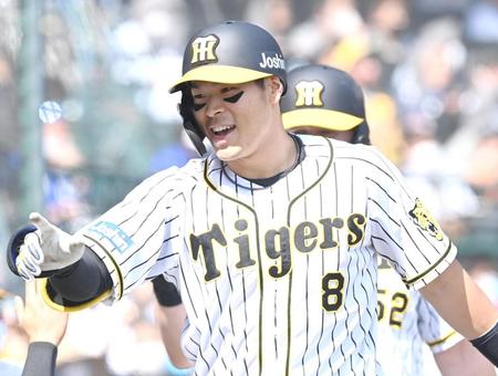 　２回、先制の６号２ランを放ち笑顔で生還する佐藤輝