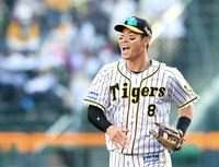 　９回、ＤｅＮＡに勝利し、大喜びでナインの下へ向かう佐藤輝