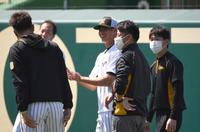 　１軍に合流し、秋山（左端）の誕生日を祝うチェン（中央）＝撮影・北村雅宏