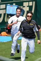 　外野で秋山（右）と走り込むチェン（撮影・北村雅宏）