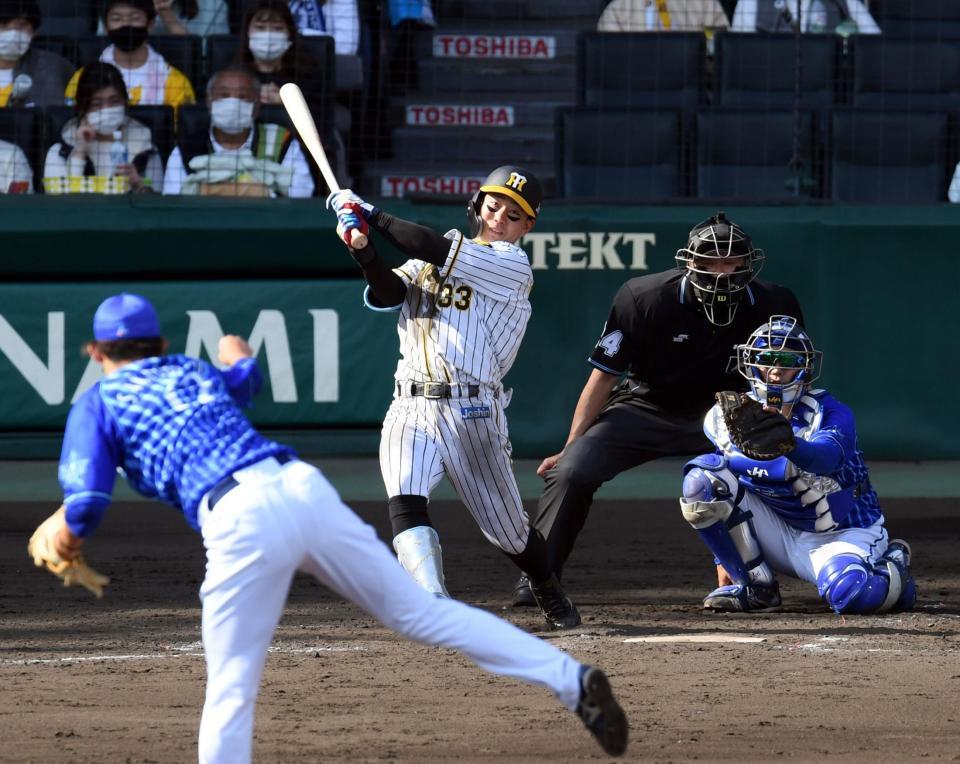 　５回、糸原は左中間に二塁打を放つ