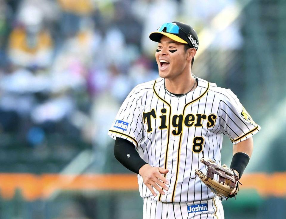 　９回、ＤｅＮＡに勝利し、大喜びでナインの下へ向かう佐藤輝