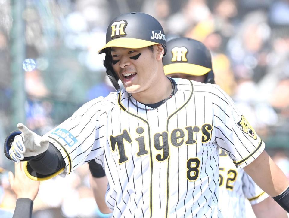 　２回、先制の６号２ランを放ち笑顔で生還する佐藤輝